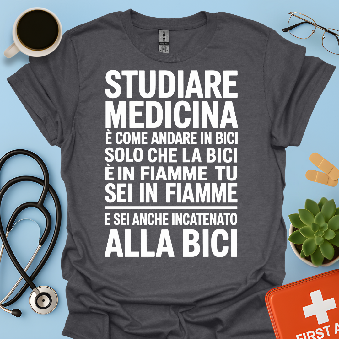 Studiare Medicina è come andare in bici solo che la bici è in fiamme Maglietta