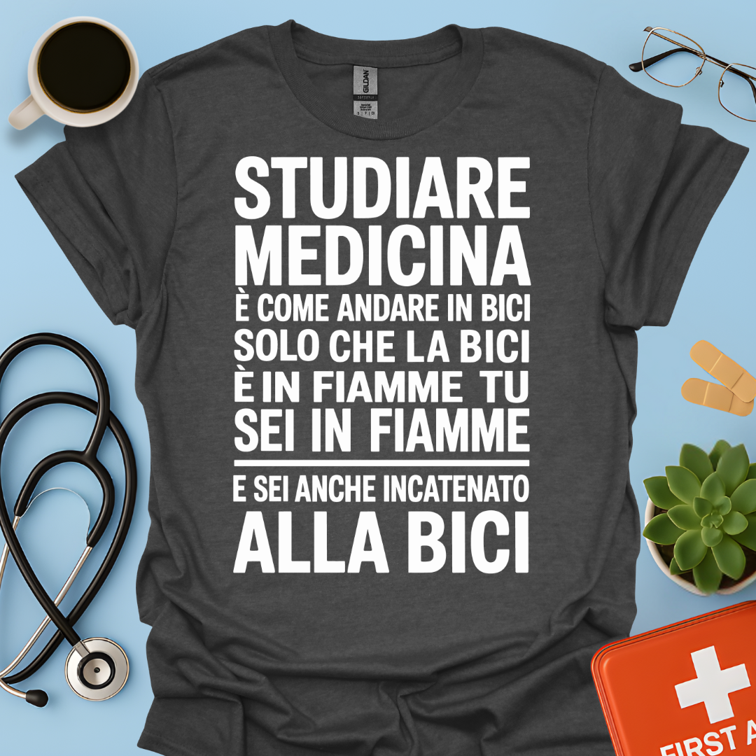 Studiare Medicina è come andare in bici solo che la bici è in fiamme Maglietta