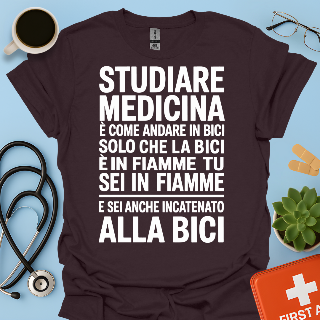 Studiare Medicina è come andare in bici solo che la bici è in fiamme Maglietta