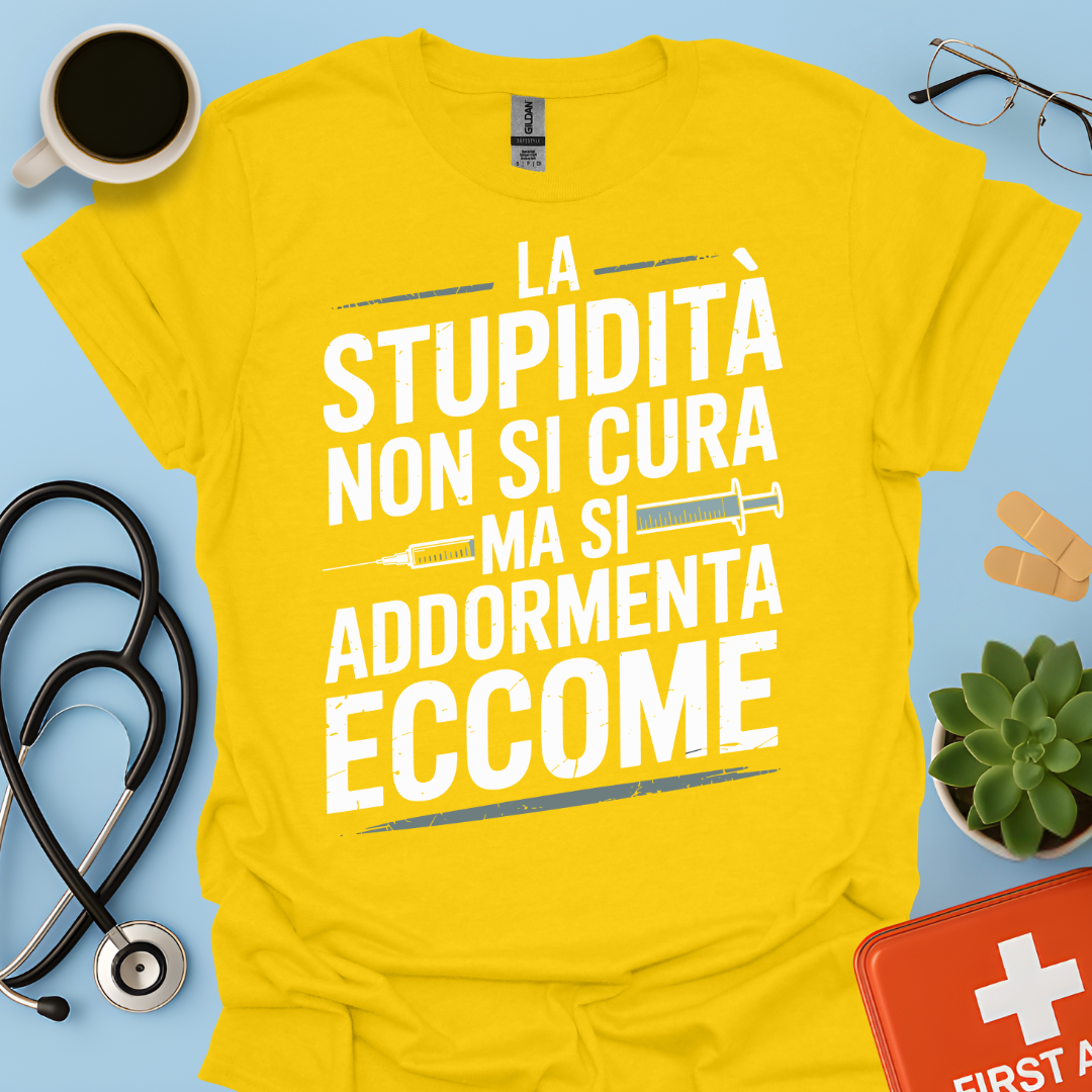 La Stupidità Non Si Cura Ma Si Addormenta Eccome Maglietta