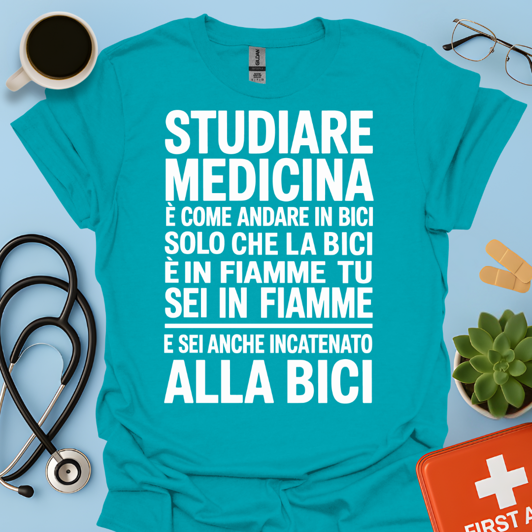 Studiare Medicina è come andare in bici solo che la bici è in fiamme Maglietta