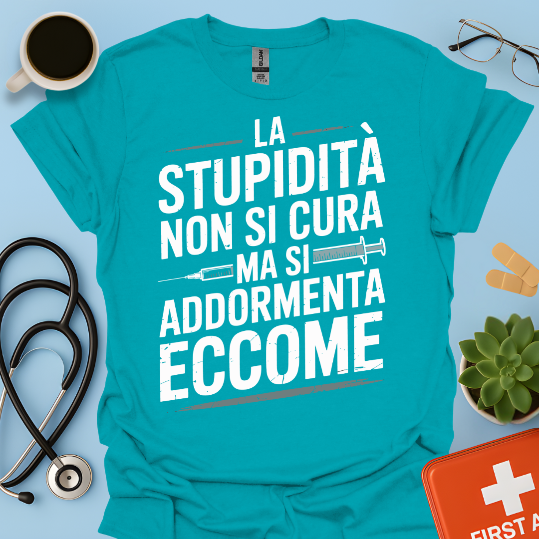 La Stupidità Non Si Cura Ma Si Addormenta Eccome Maglietta