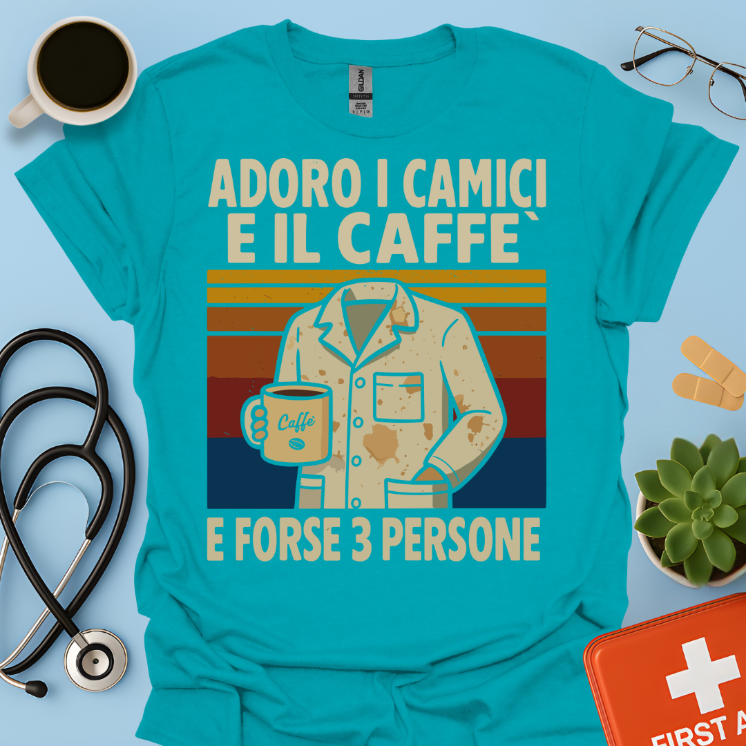 Adoro I Camici E Il Caffè E Forse 3 Persone - Dottore Dottoressa Medico Maglietta
