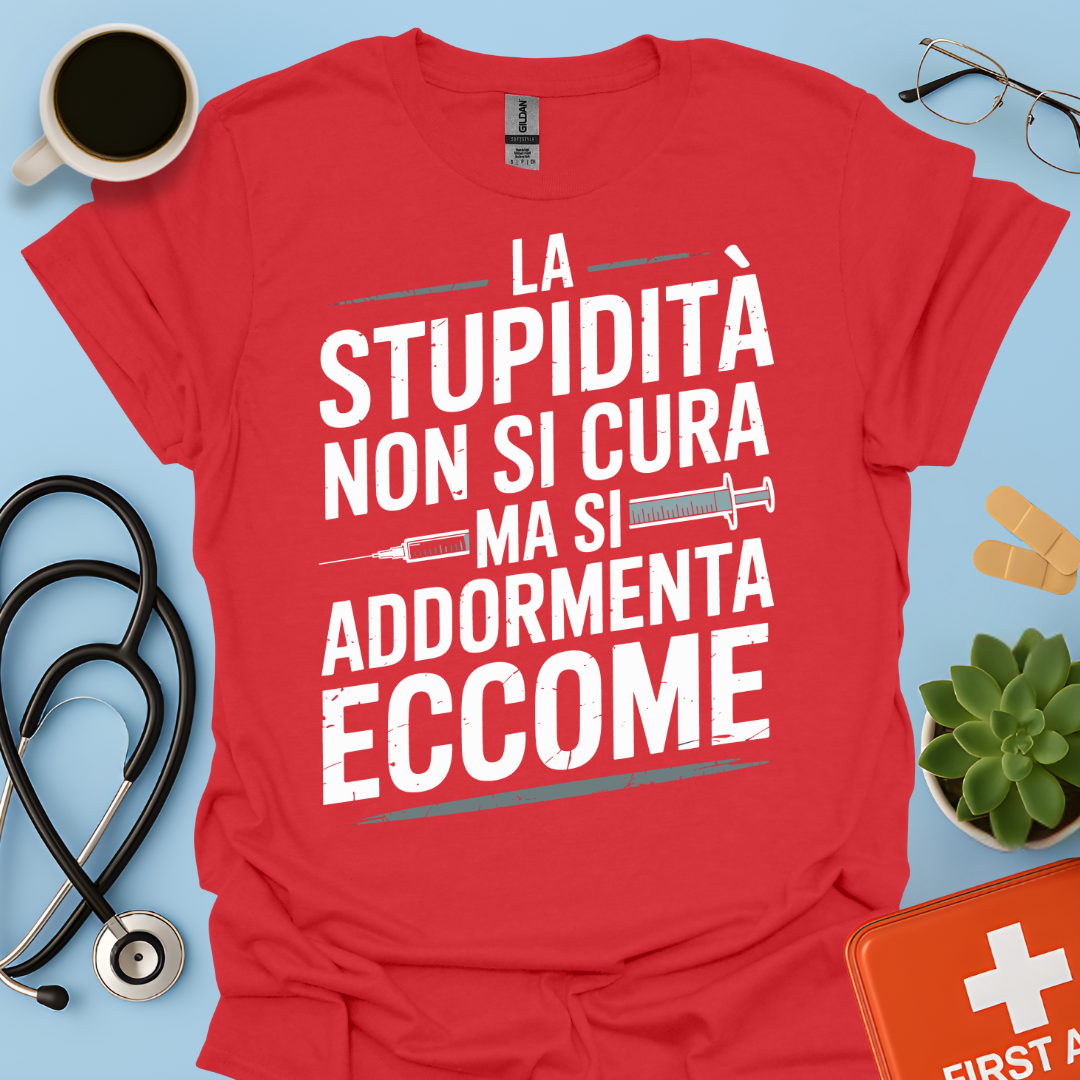 La Stupidità Non Si Cura Ma Si Addormenta Eccome Maglietta