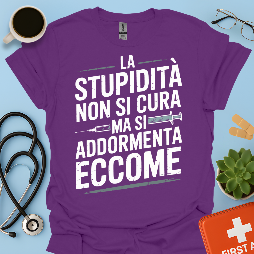 La Stupidità Non Si Cura Ma Si Addormenta Eccome Maglietta