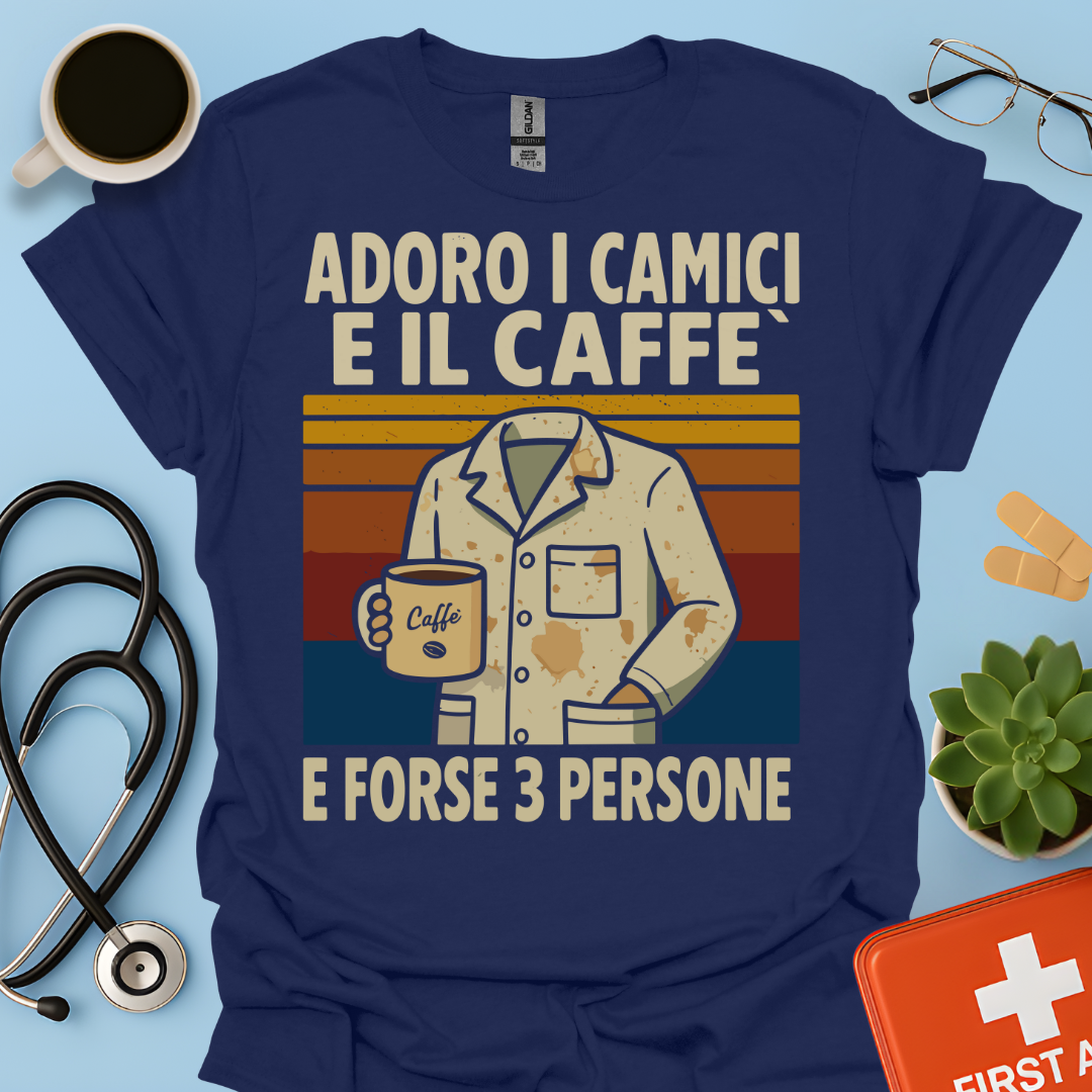 Adoro I Camici E Il Caffè E Forse 3 Persone - Dottore Dottoressa Medico Maglietta