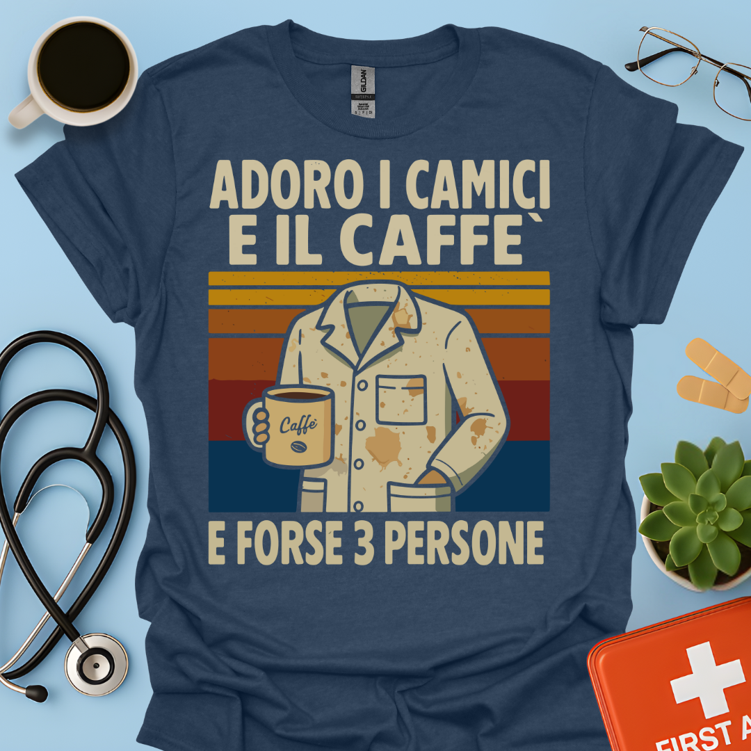 Adoro I Camici E Il Caffè E Forse 3 Persone - Dottore Dottoressa Medico Maglietta