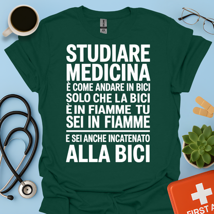 Studiare Medicina è come andare in bici solo che la bici è in fiamme Maglietta