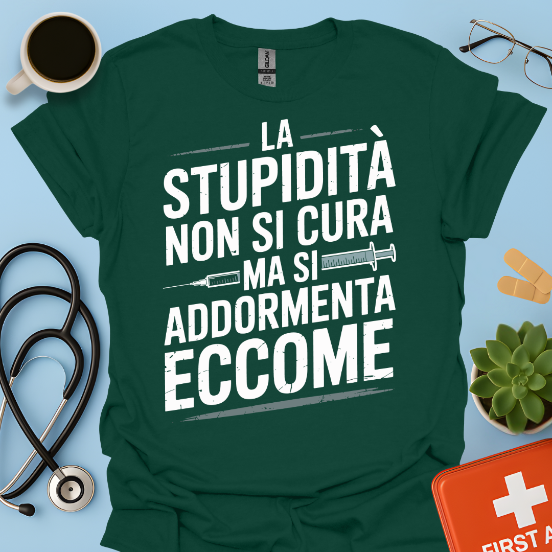 La Stupidità Non Si Cura Ma Si Addormenta Eccome Maglietta
