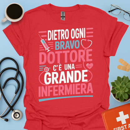 Dietro ogni bravo dottore c’è una grande infermiera - Infermiera Maglietta