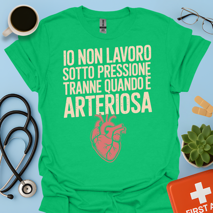 Io non lavoro sotto pressione… tranne quando è arteriosa - Dottore Infermiere Maglietta