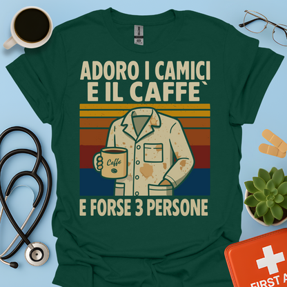 Adoro I Camici E Il Caffè E Forse 3 Persone - Dottore Dottoressa Medico Maglietta