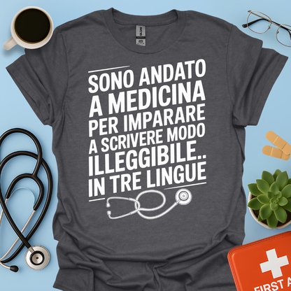 Sono andato a medicina per imparare a scrivere in modo illeggibile… in tre lingue Maglietta