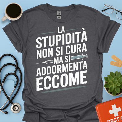 La Stupidità Non Si Cura Ma Si Addormenta Eccome Maglietta