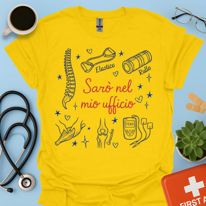 Sarò nel mio ufficio - Maglietta Divertente per Fisioterapista