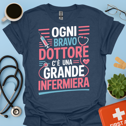 Dietro ogni bravo dottore c’è una grande infermiera - Infermiera Maglietta