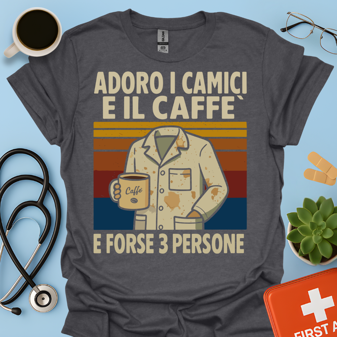Adoro I Camici E Il Caffè E Forse 3 Persone - Dottore Dottoressa Medico Maglietta