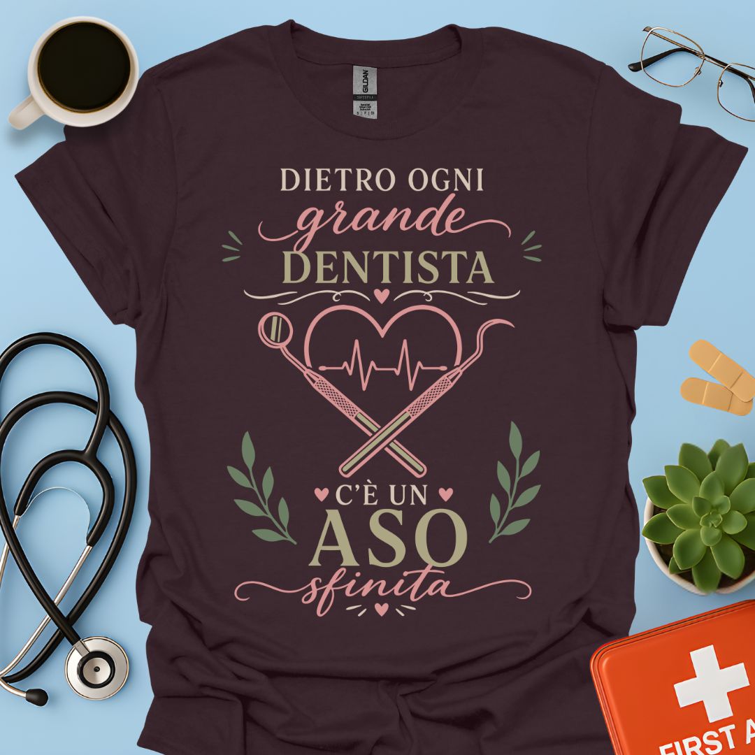Dietro ogni grande infermiera c'è una assistente infermiera sfinita - Maglietta Divertente