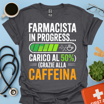 Farmacista in progress… carico al 50% grazie alla caffeina - Studente Farmacia Maglietta