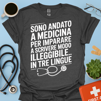 Sono andato a medicina per imparare a scrivere in modo illeggibile… in tre lingue Maglietta