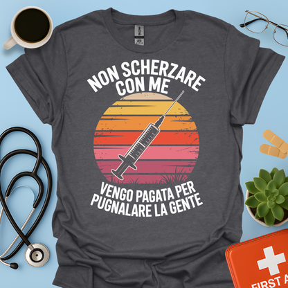Non scherzare con me vengo pagata per pugnalare la gente - Infermiere / Infermiera Maglietta