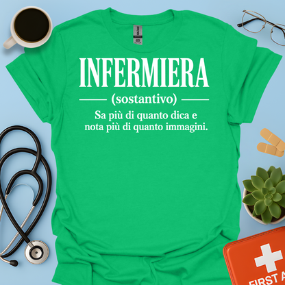 INFERMIERA : Sa più di quanto dica e nota più di quanto immagini Maglietta