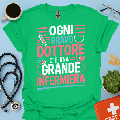 Dietro ogni bravo dottore c’è una grande infermiera - Infermiera Maglietta