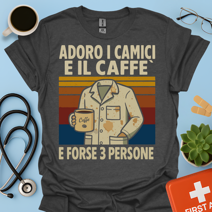Adoro I Camici E Il Caffè E Forse 3 Persone - Dottore Dottoressa Medico Maglietta