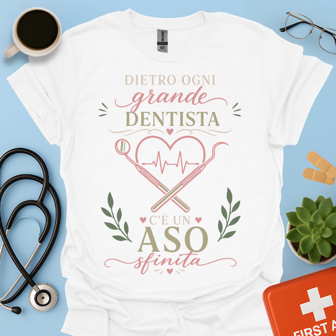 Dietro ogni grande infermiera c'è una assistente infermiera sfinita - Maglietta Divertente