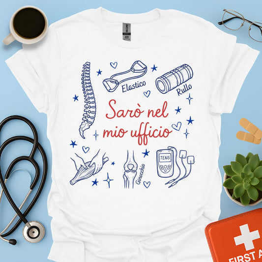 Sarò nel mio ufficio - Maglietta Divertente per Fisioterapista