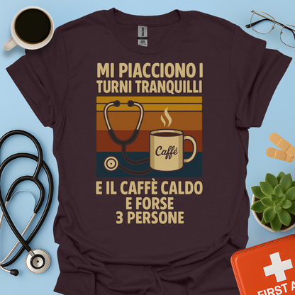 Mi piacciono i turni tranquilli, il caffè caldo e forse 3 persone - Medico Dottore Infermiere Maglietta