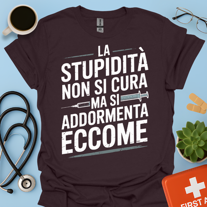 La Stupidità Non Si Cura Ma Si Addormenta Eccome Maglietta