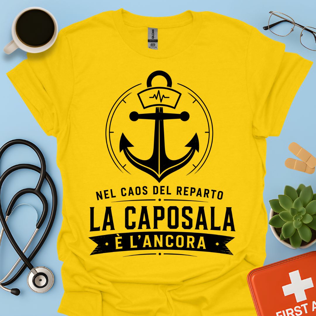Maglietta Caposala è l'Ancora – Nel Caos del Reparto – Regalo Coordinatore Infermiere