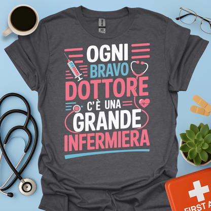 Dietro ogni bravo dottore c’è una grande infermiera - Infermiera Maglietta