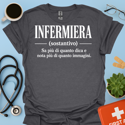 INFERMIERA : Sa più di quanto dica e nota più di quanto immagini Maglietta
