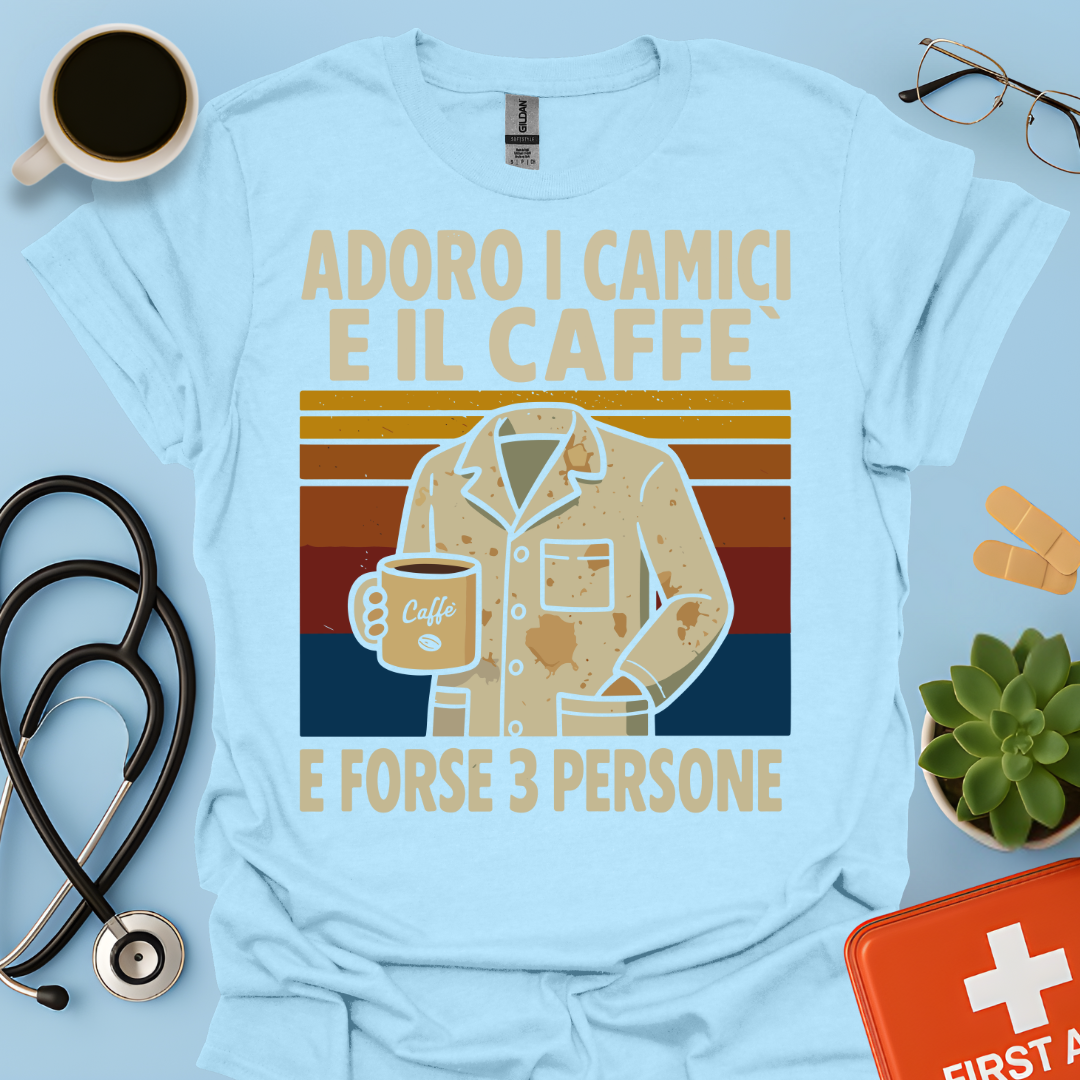 Adoro I Camici E Il Caffè E Forse 3 Persone - Dottore Dottoressa Medico Maglietta