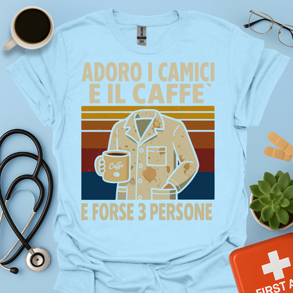 Adoro I Camici E Il Caffè E Forse 3 Persone - Dottore Dottoressa Medico Maglietta