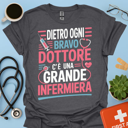 Dietro ogni bravo dottore c’è una grande infermiera - Infermiera Maglietta