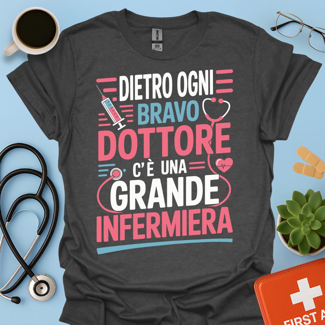 Dietro ogni bravo dottore c’è una grande infermiera - Infermiera Maglietta
