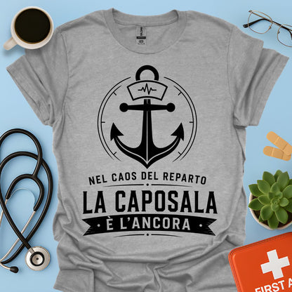 Maglietta Caposala è l'Ancora – Nel Caos del Reparto – Regalo Coordinatore Infermiere