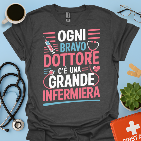 Dietro ogni bravo dottore c’è una grande infermiera - Infermiera Maglietta