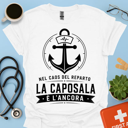 Maglietta Caposala è l'Ancora – Nel Caos del Reparto – Regalo Coordinatore Infermiere