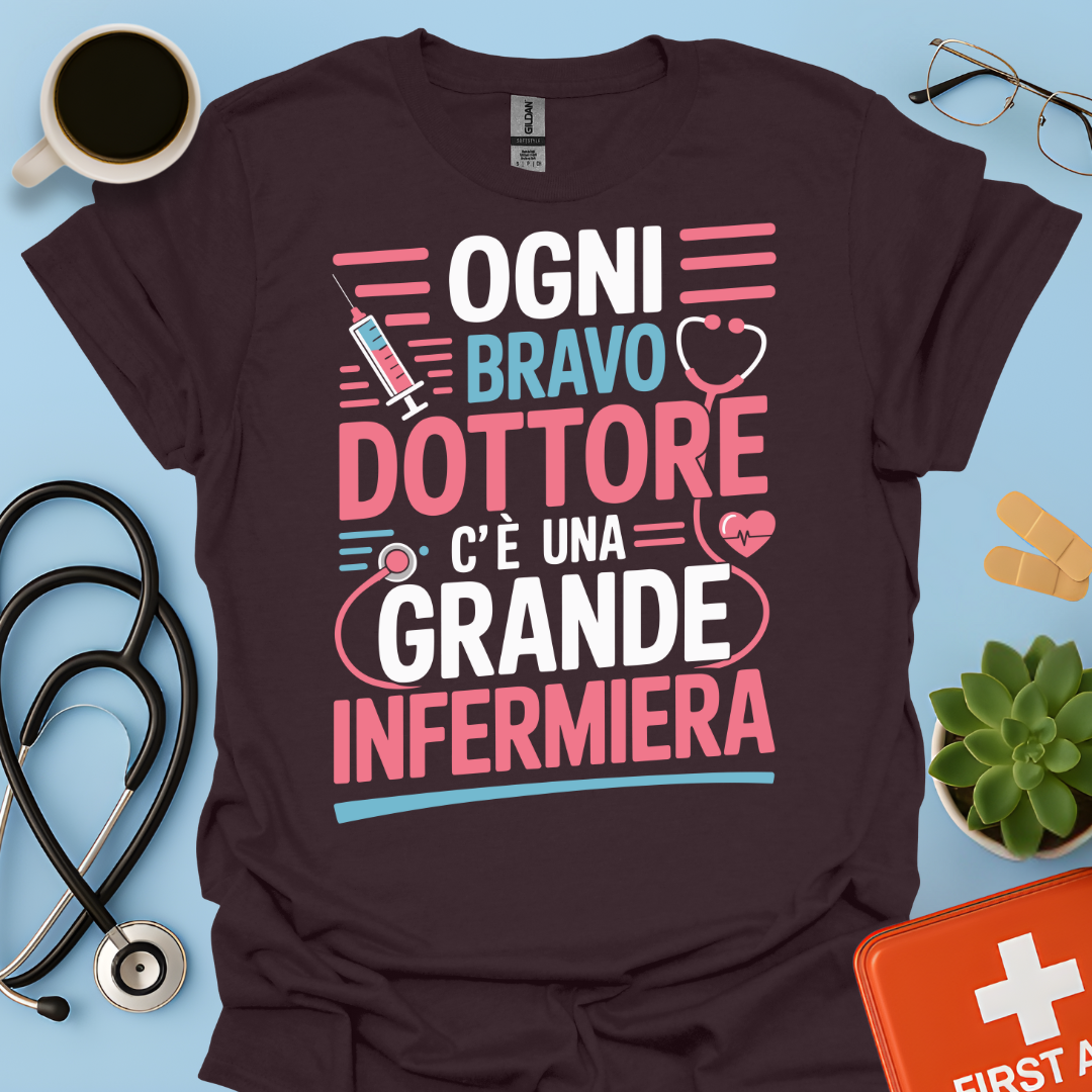 Dietro ogni bravo dottore c’è una grande infermiera - Infermiera Maglietta