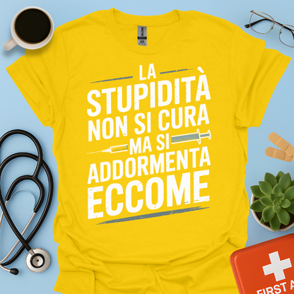 La Stupidità Non Si Cura Ma Si Addormenta Eccome Maglietta
