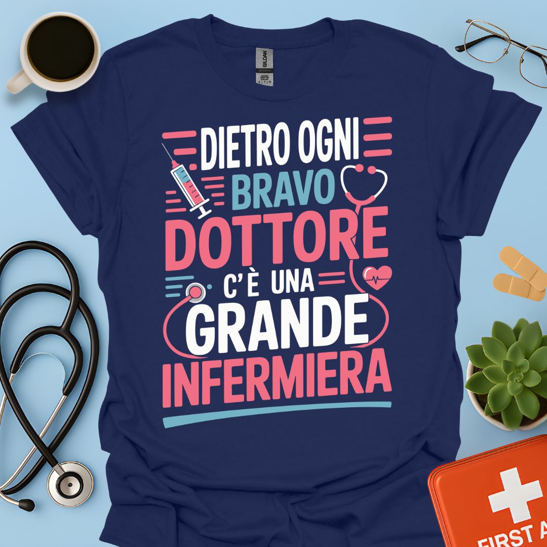 Dietro ogni bravo dottore c’è una grande infermiera - Infermiera Maglietta