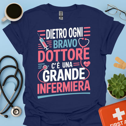 Dietro ogni bravo dottore c’è una grande infermiera - Infermiera Maglietta