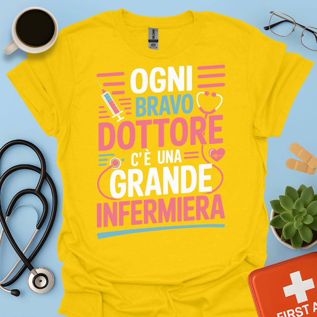 Dietro ogni bravo dottore c’è una grande infermiera - Infermiera Maglietta