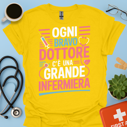 Dietro ogni bravo dottore c’è una grande infermiera - Infermiera Maglietta