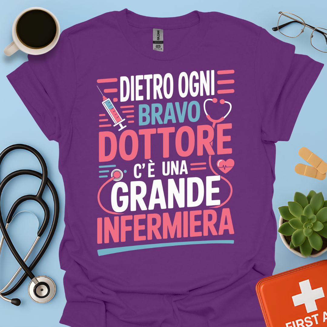 Dietro ogni bravo dottore c’è una grande infermiera - Infermiera Maglietta