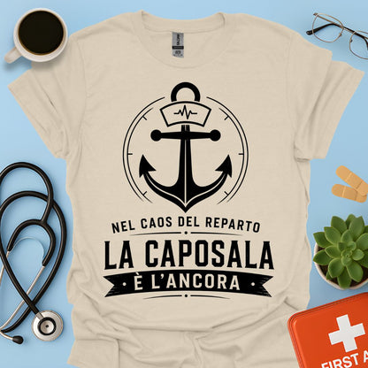 Maglietta Caposala è l'Ancora – Nel Caos del Reparto – Regalo Coordinatore Infermiere